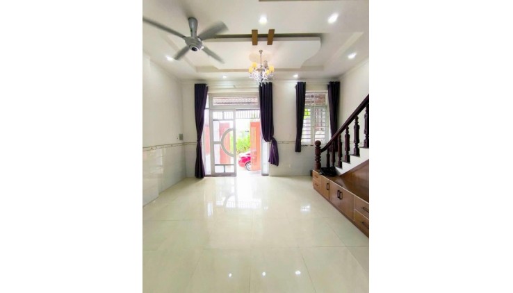 Bán nhà mặt phố Q.9, 105m², 3 tầng, 4PN, 8 tỷ, sổ đỏ
